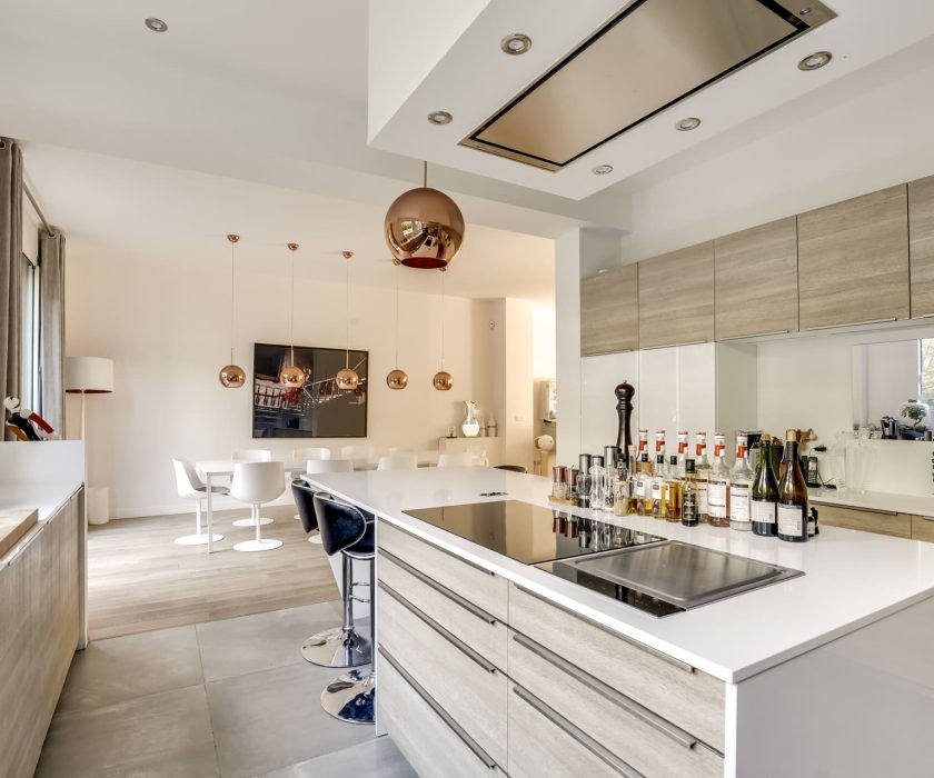 realisation cuisine avec ilot central aménagée moderne equipements integres modernes agencements mg appartement sete 5