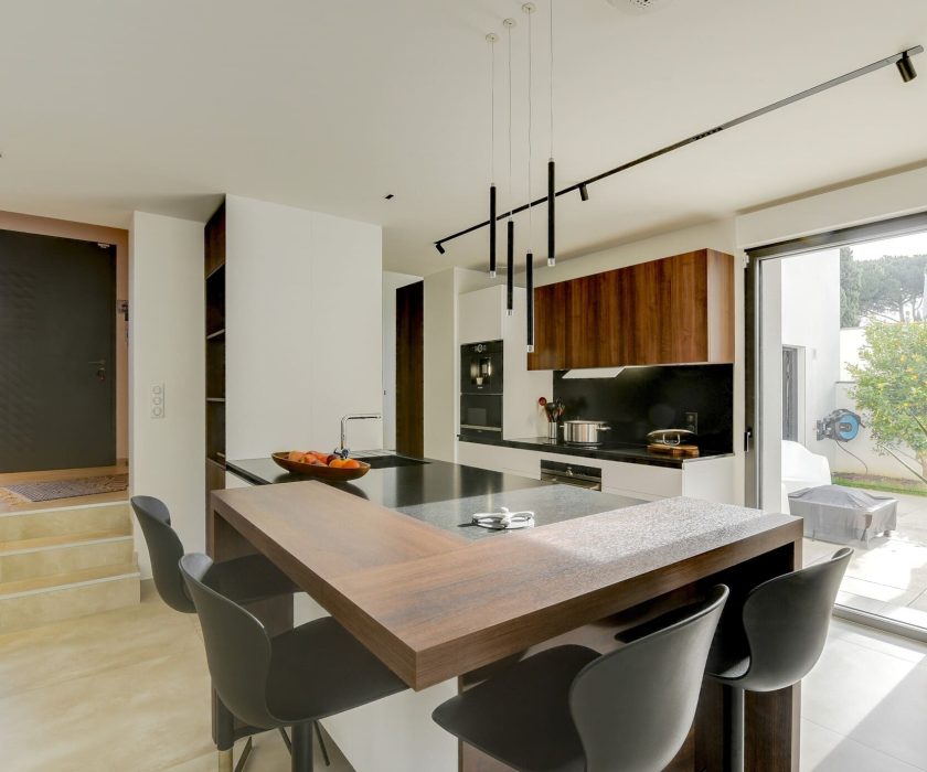 Réalisation d'une cuisine avec ilot central aménagée équipements intégres modernes matériaux bois agencements mg mauguio prés de Montpellier