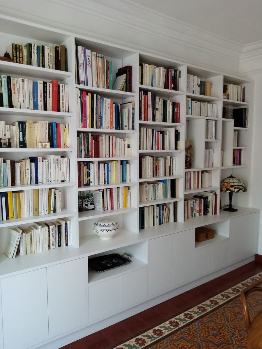 Bibliothèque blanche saint-mathieu de treviers nombreuses étagères agencements MG Montpellier