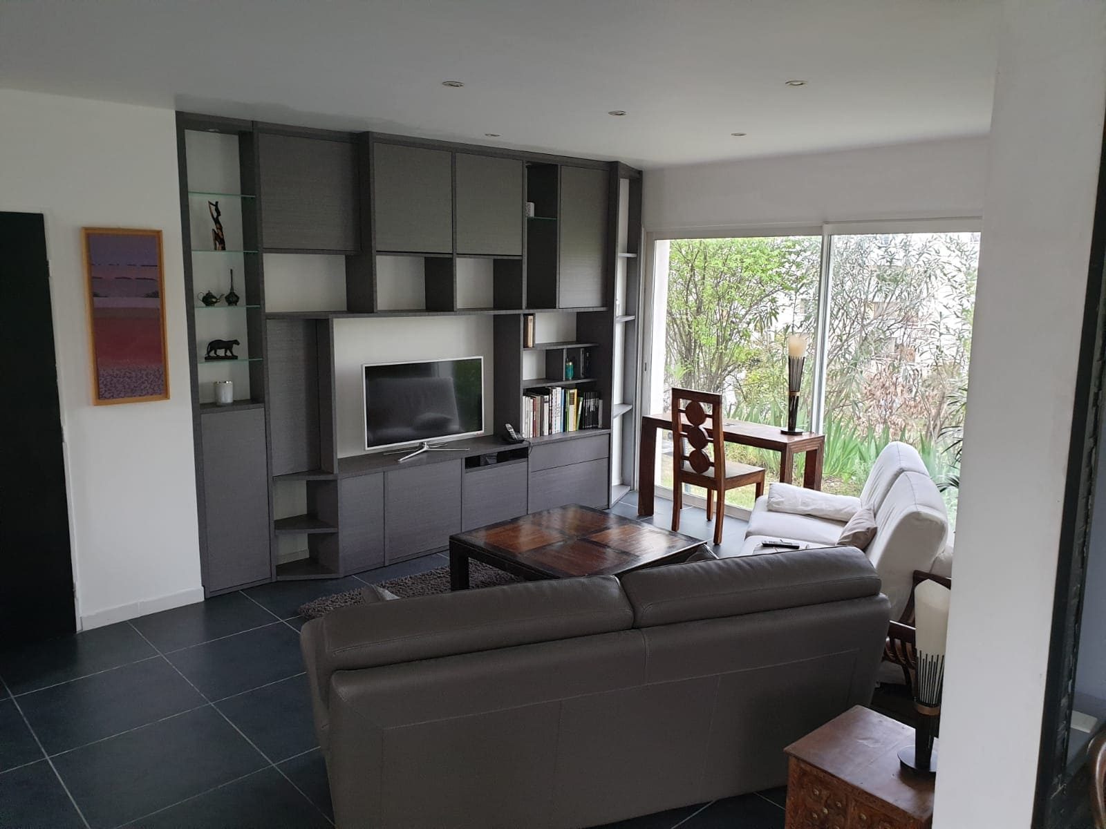 Biblitohèque niche et meuble TV séjour en bois nomreuses étagères agencement mg montpellier