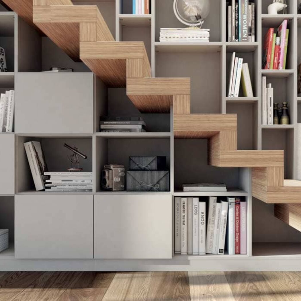 rangement sous escalier composé de tiroirs et étagères en bois clair