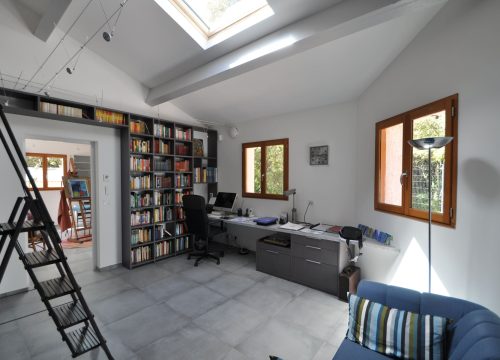 Bibliotheque de grande hauteur nombreux livres agencement mg montpellier