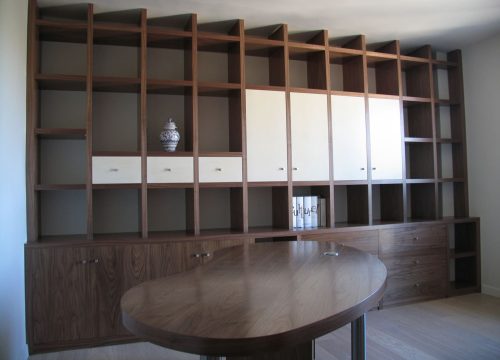 Bibliotheque en noyer avec porte et étagères agencements mg montpellier