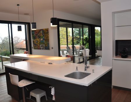 eden march realisation d'une cuisine avec ilot central moderne mobilier bois étageres agencements mg mauguio prés de montpellier