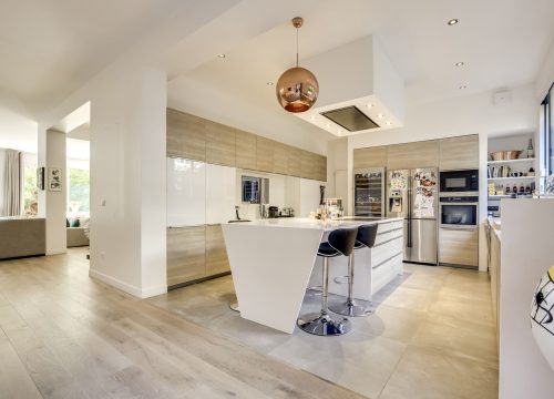 realisation cuisine avec ilot central aménagée moderne equipements integres modernes agencements mg appartement sete 3