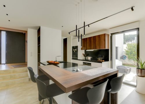 Réalisation d'une cuisine avec ilot central aménagée équipements intégres modernes matériaux bois agencements mg mauguio prés de Montpellier